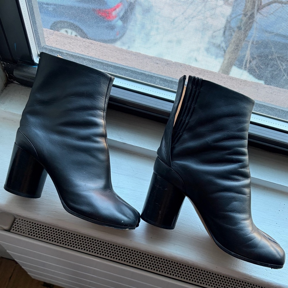 Maison Margiela Tabi Ankle Boots in Black - Picture 2 of 7